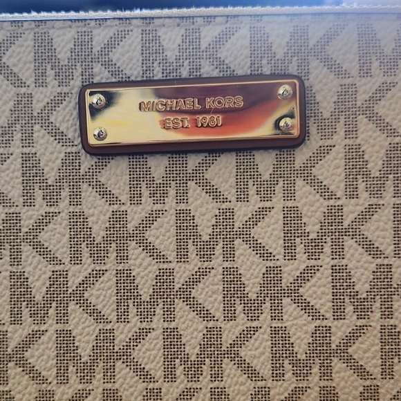 MICHAEL MICHAEL KORSAdele Logo Smartphone Wallet- vanilla/brown color - Picture 2 of 14